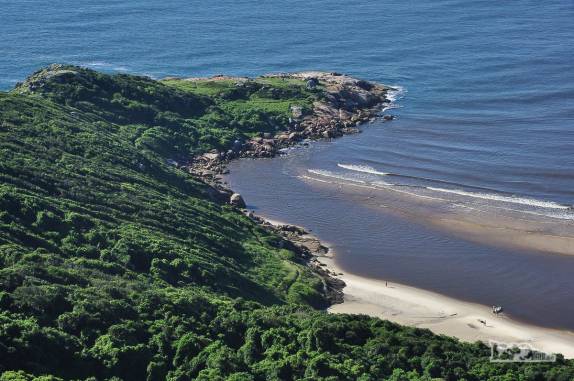 A barra da lagoa na Guarda do Embaú, litoral sul de Santa Catarina